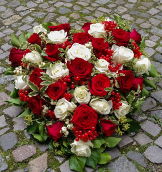 Herz 30cm. rote und weiße Rosen und Beiwerk 150,00 €