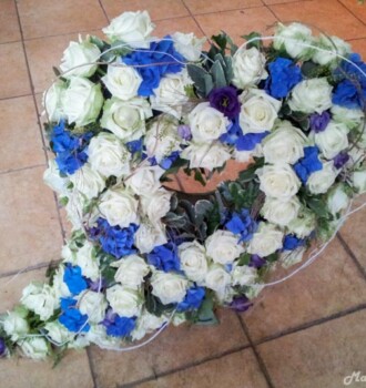 Herz offen aus weissen Rosen mit blauen Hortensien. (nach Angebot) 290,00€