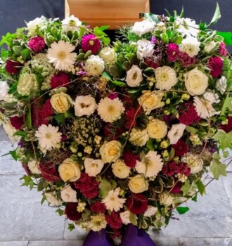 Großes Herz aus creme und lila Blumen
300,00 € Herz in creme lila