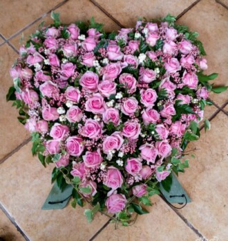 Herz aus rosa Rosen und zartem Beiwerk.
280,00€