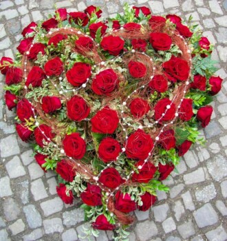 Herz aus roten Rosen, Beiwerk und Perlenschnur 250,00 € Herz rote Rosen mit Perlenschnur