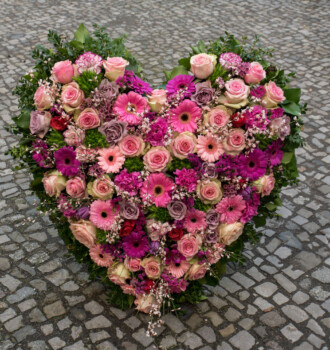 Herz rosa Rosen und pinke-lila Blumen.
280,00 €