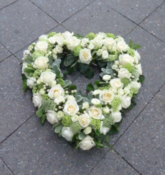 Herz offen ton in ton weiss 40 cm 220,00 €